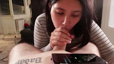 Я дразню свою сводную сестру, пока она смотрит Дисней [Сперма]